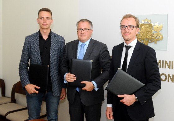 Ridesharing platforms Uber and Taxify sign the Memorandum of Understanding with the Ministry of Economics