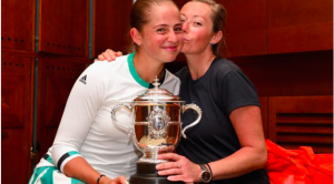 alona ostapenko with mum